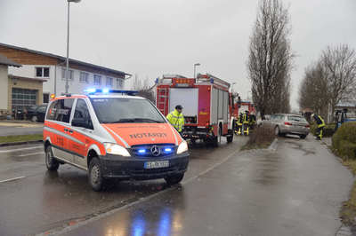 Weilheim: Mann erleidet medizinischen Notfall und knallt gegen Baum - Rettungshubschrauber im Einsatz